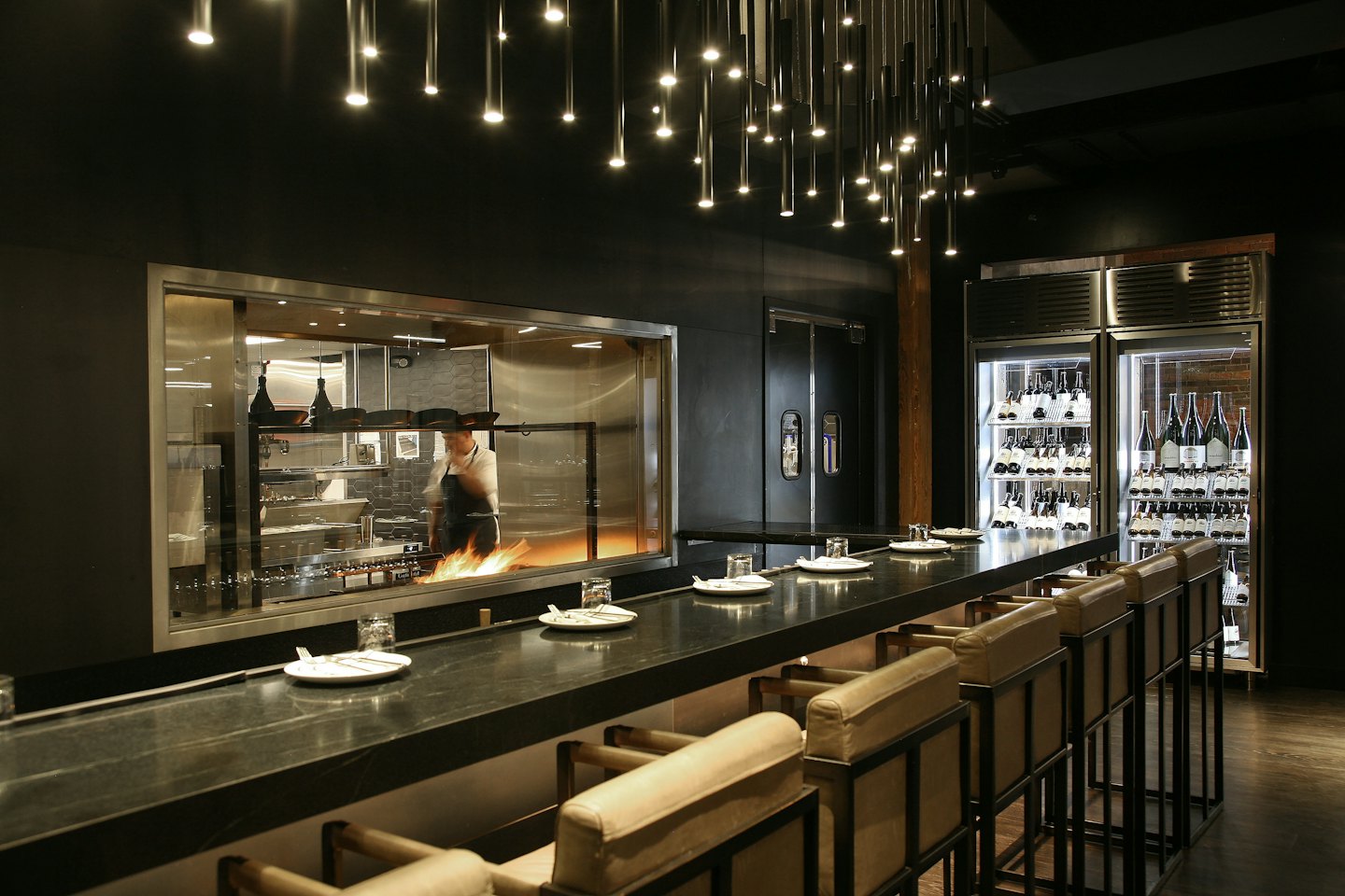 Chef che cucina a fiamma viva in una moderna cucina di ristorante.