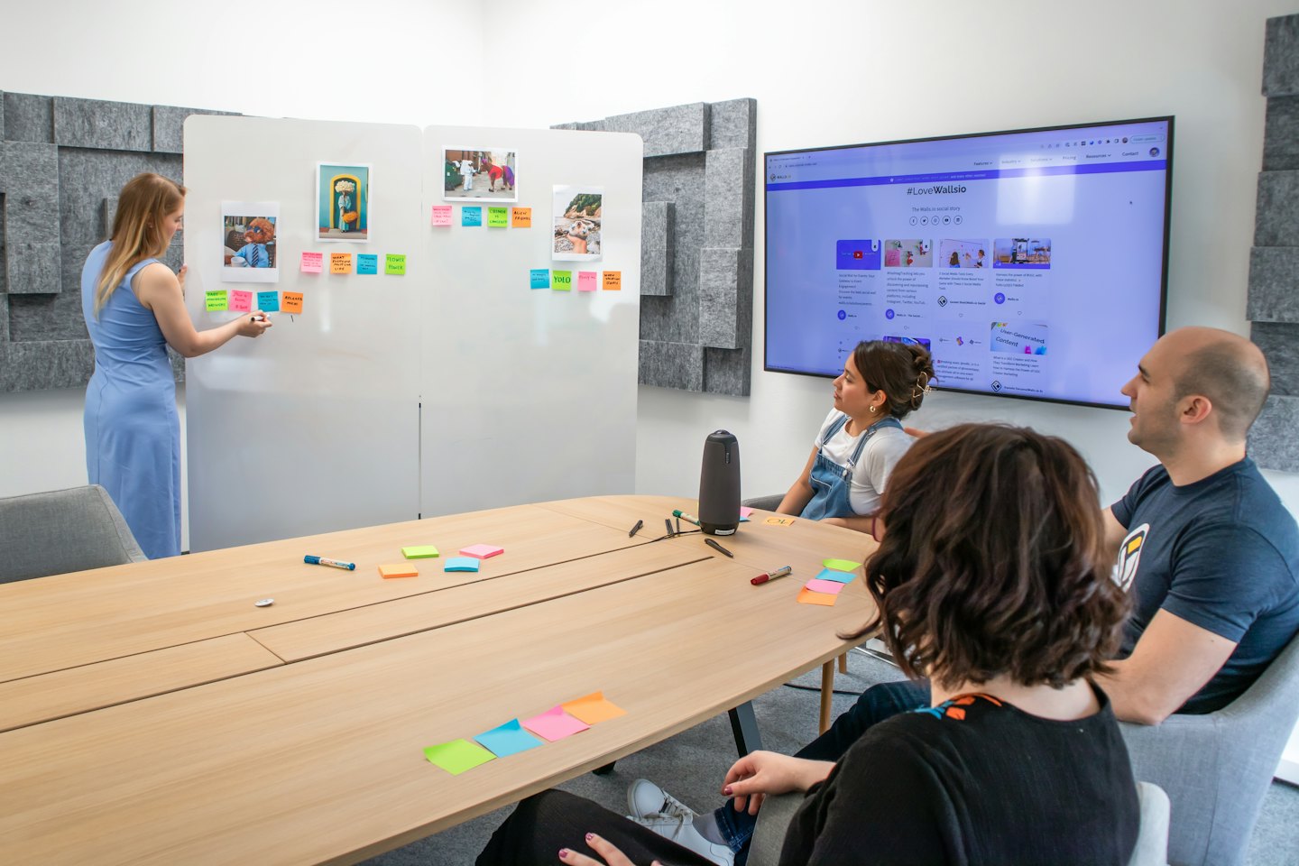 Team di professionisti che fa brainstorming in una moderna sala riunioni.